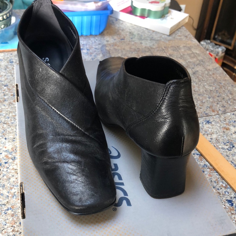 **Premium leather booties